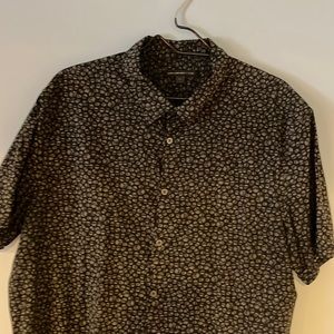 John Varvatos short sleeve button down skull shirt. Size Xl. 100% cotton.